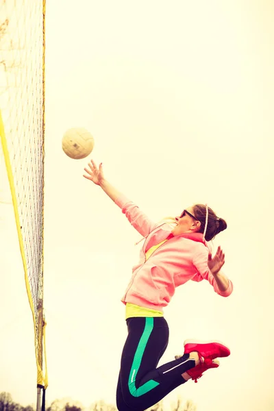 Mujer jugador de voleibol al aire libre en la cancha — Foto de Stock