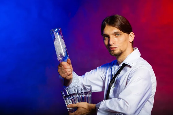 Jeune homme barman verser un verre — Photo