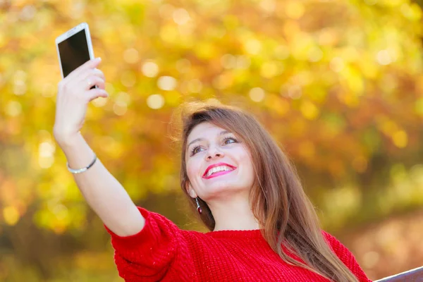 Hermosa chica tomando selfie . —  Fotos de Stock