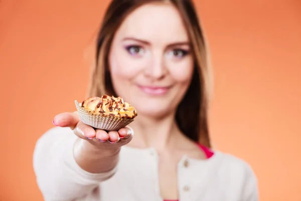 Vrouw met cupcake versierd chocolade — Stockfoto