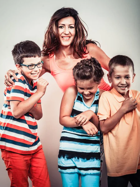 Feliz sonriente familia niños niña y niños. — Foto de Stock