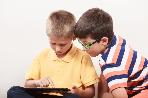 Barn som leker på Tablet PC. — Stockfoto