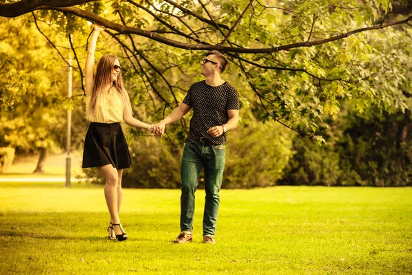 Paar nemen Maak een wandeling door park. — Stockfoto