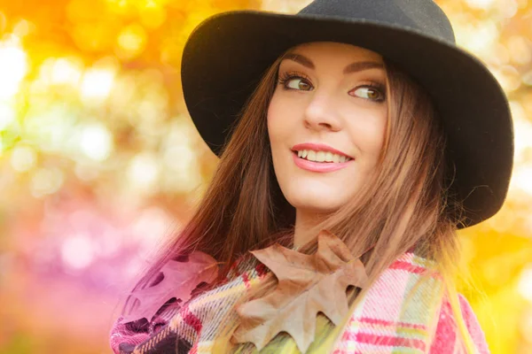 Schöne Frau im Herbstpark — Stockfoto