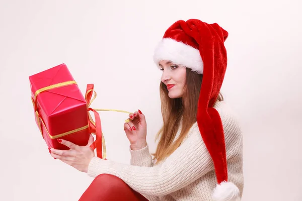 Kvinnan öppnar presentbox. Juletid — Stockfoto