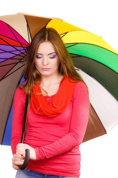 Frau steht unter buntem Regenschirm — Stockfoto