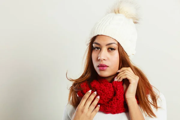 Femme avec des vêtements d'hiver rouge . — Photo