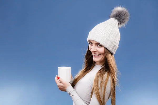 Mädchen in Thermounterwäsche trinkt Tee — Stockfoto