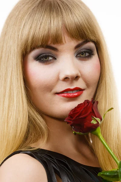 Mujer hermosa chica oscuro maquillaje sostiene rosa flor — Foto de Stock
