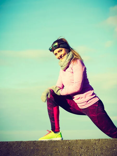 Donna fitness sport ragazza formazione all'aperto in tempo freddo — Foto Stock