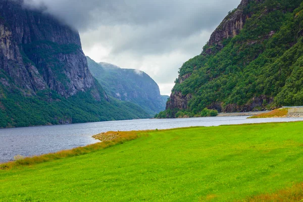 Molnigt regnigt bergen och fjorden i Norge, — Stockfoto