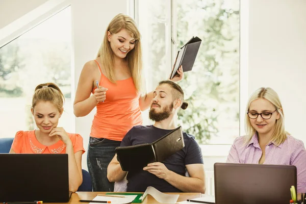 Leerlingen en leraar in de klas — Stockfoto