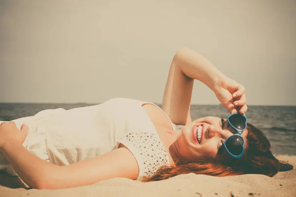 Kumsalda dinlenen kadın — Stok fotoğraf