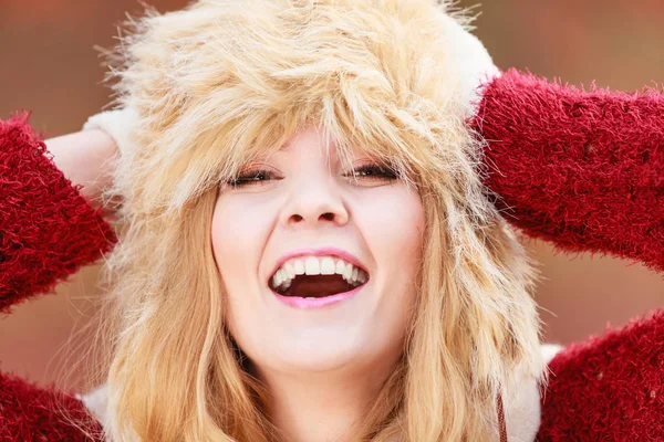 Портрет красивой модной женщины в меховой зимней шляпе — стоковое фото
