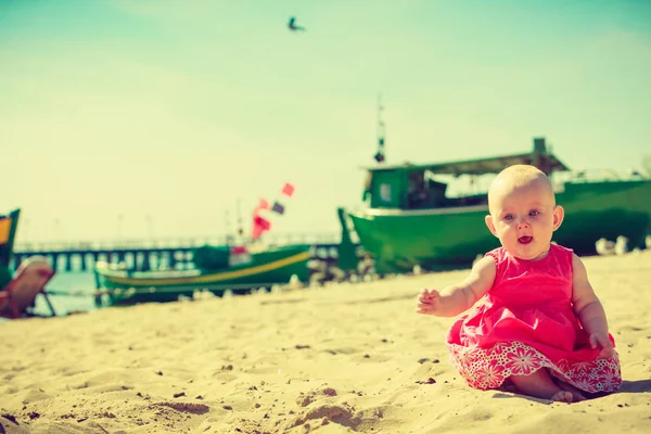 Pequeño bebé sentado y jugando en la playa —  Fotos de Stock