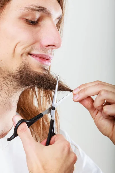 Man cutting his beard — Stock Photo, Image