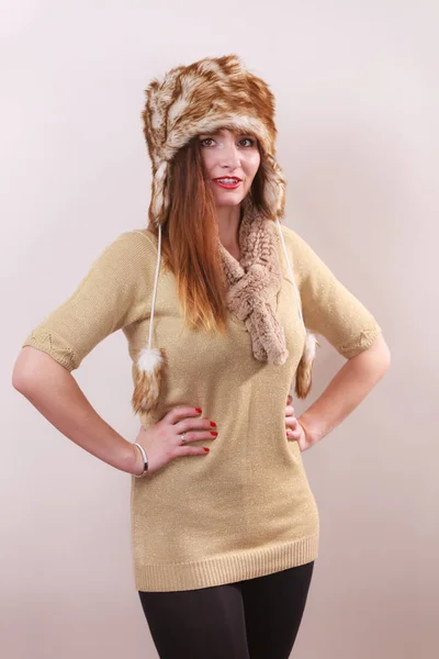 Vinter kvinna i varma kläder pälsmössa — Stockfoto