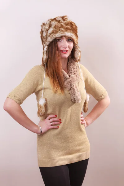 Femme d'hiver en bonnet de fourrure vêtements chauds — Photo