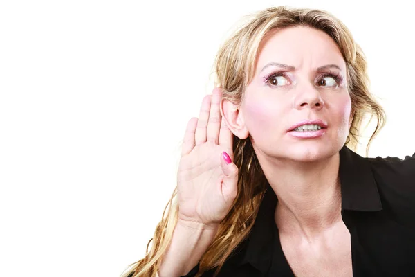 Blonde vrouw luisteren gebaar maken — Stockfoto