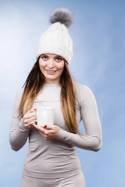 Chica en ropa interior térmica beber té —  Fotos de Stock