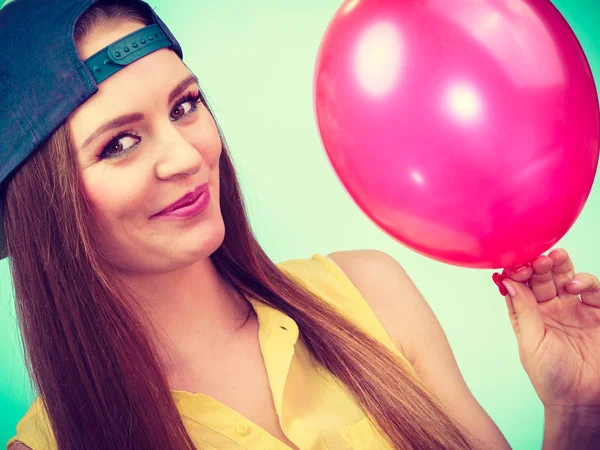 Menina adolescente feliz com balão vermelho . — Fotografia de Stock