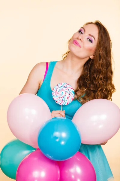 Femme avec des ballons colorés et sucette — Photo