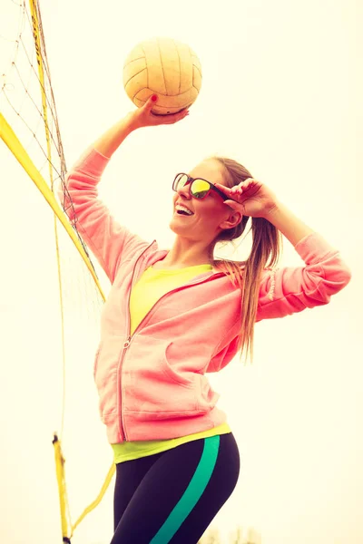 Mulher jogador de voleibol ao ar livre no campo — Fotografia de Stock