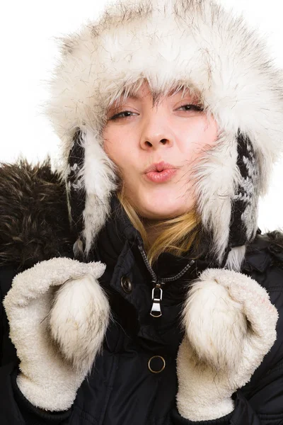 Χειμερινές διακοπές. χαρούμενο κορίτσι σε ζεστά ρούχα. — Φωτογραφία Αρχείου