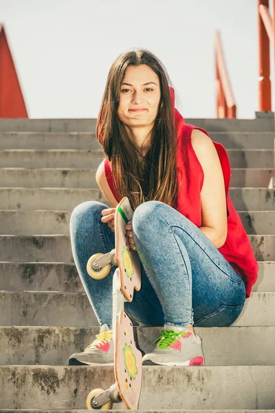 Skate girl on stairs with skateboard. — Stock Photo, Image