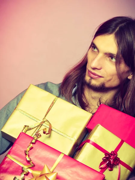 Chico con muchos regalos cajas de regalo —  Fotos de Stock