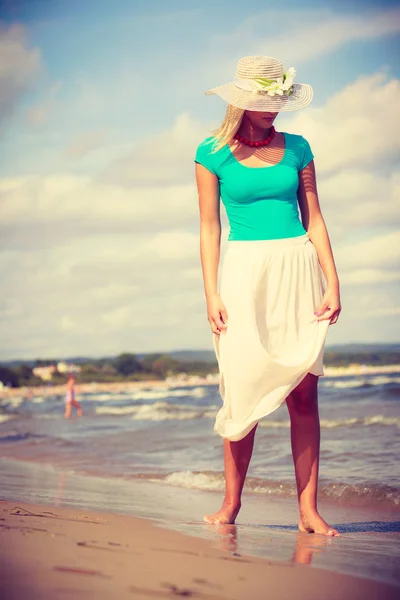 Attraktive Frau am Strand. — Stockfoto