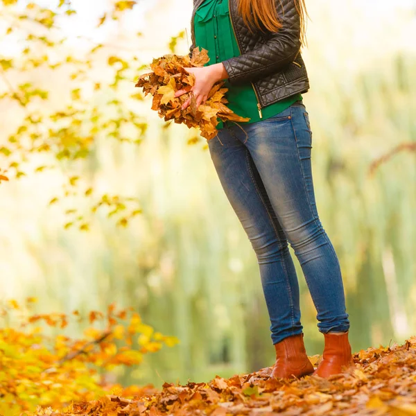 Girl is about to throw leaves up. — Stock Photo, Image