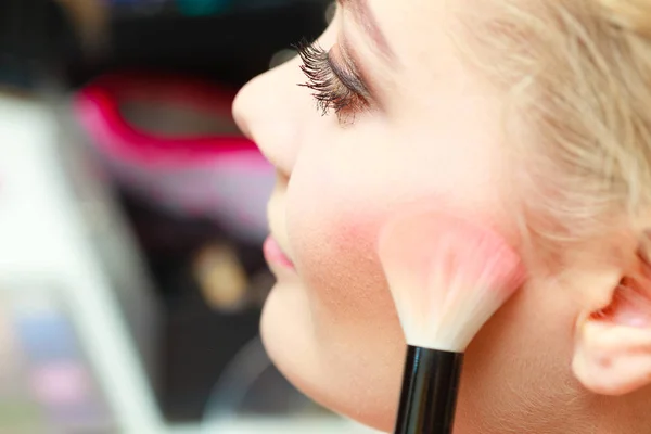 Nahaufnahme Frau Make-up, erröten — Stockfoto