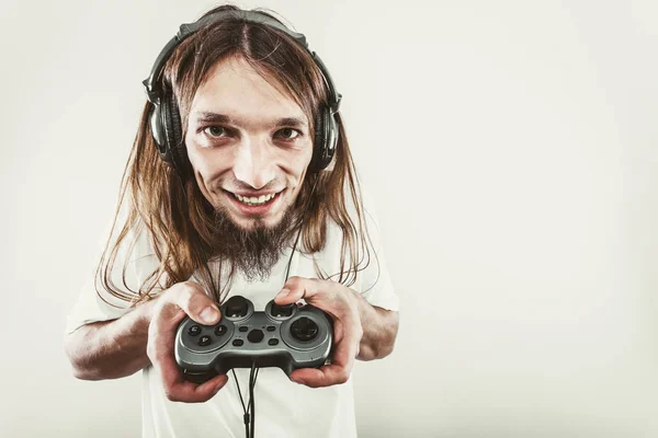 Homme heureux jouant à des jeux — Photo