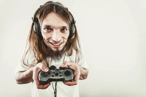 Homem feliz jogando jogos — Fotografia de Stock