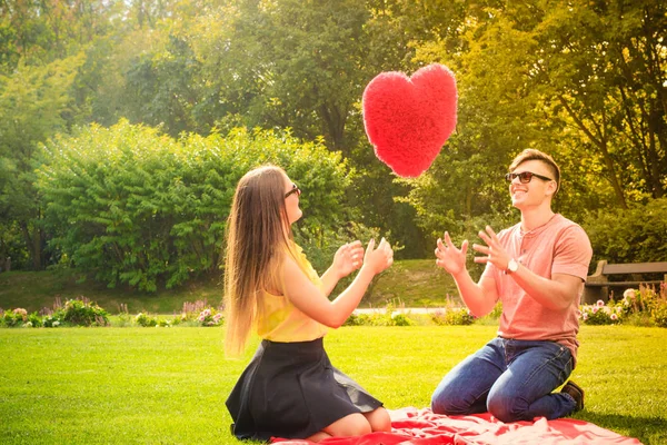 Pareja con gran corazón en el picnic — Foto de Stock