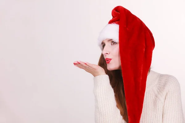 Kerst vrouw blaast een kus — Stockfoto