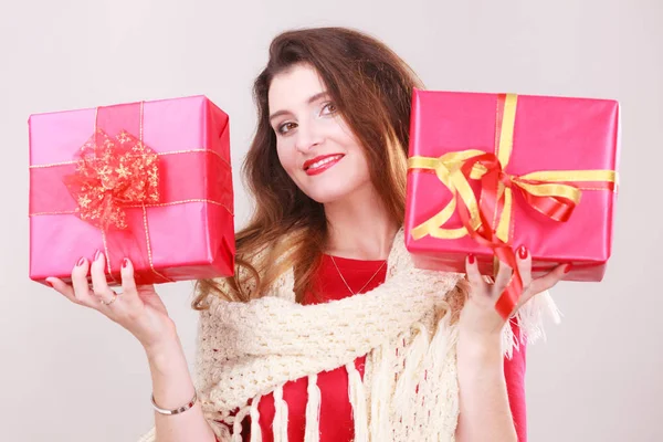 Mujer sosteniendo dos regalos . —  Fotos de Stock