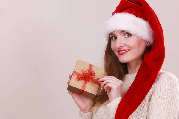 Γυναίκα που κρατά κουτί δώρου. Χριστούγεννα του χρόνου — Φωτογραφία Αρχείου