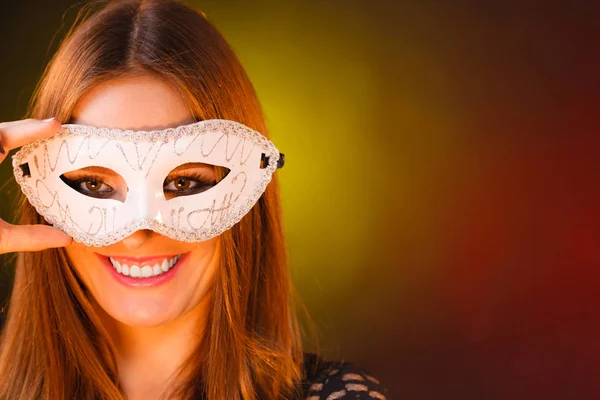 Sensuele vrouw met carnaval masker. — Stockfoto