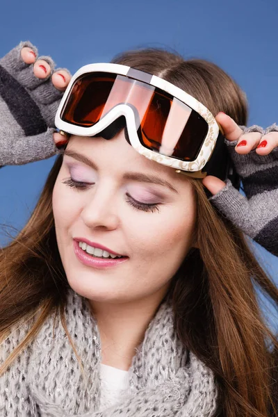 Narciarz dziewczyna ubrana ciepłych ubrań narciarskich gogli portret. — Zdjęcie stockowe