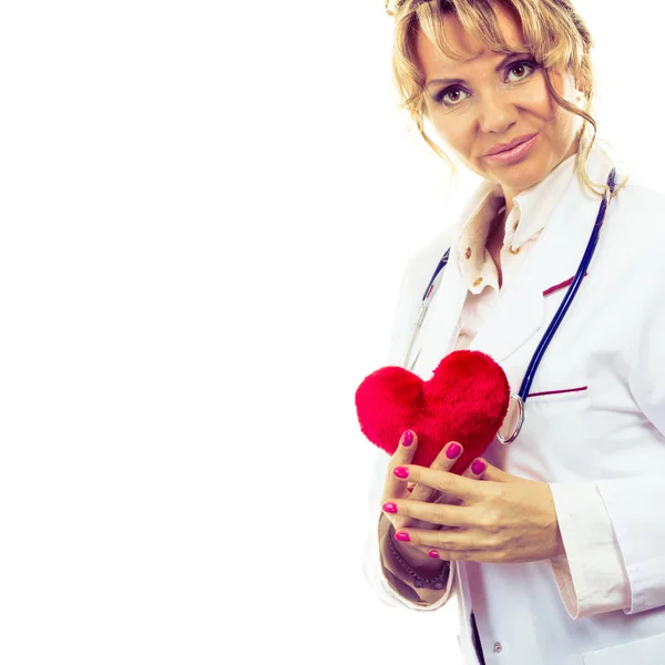 Cardiologista feminina com coração vermelho . — Fotografia de Stock