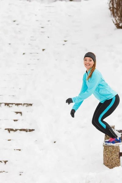 Jovem pulando na neve . — Fotografia de Stock