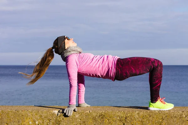 Nő fitness sport lány képzés kültéri hideg időjárás — Stock Fotó