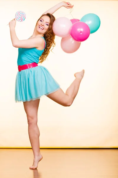 Renkli balonlar ve lolipop kadın ile — Stok fotoğraf