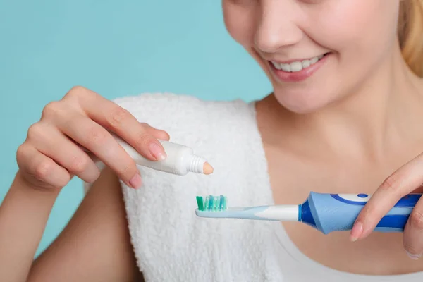 Chica joven con pasta de dientes y cepillo de dientes . — Foto de Stock