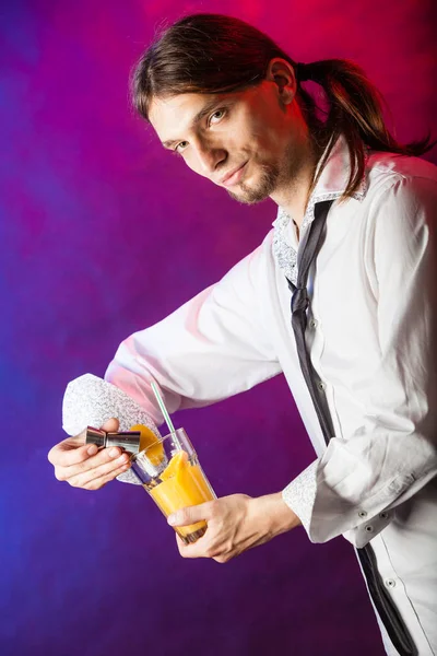 Barman mixing beverages in glass. — Stock Photo, Image