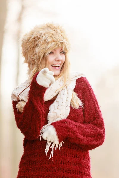 Retrato de mujer bastante sonriente en sombrero de invierno de piel — Foto de Stock