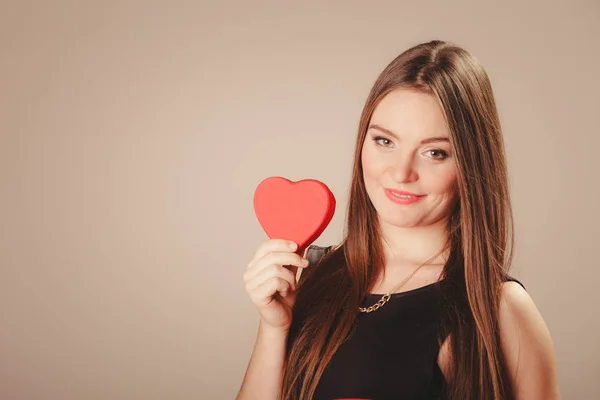 Linda chica con corazón — Foto de Stock