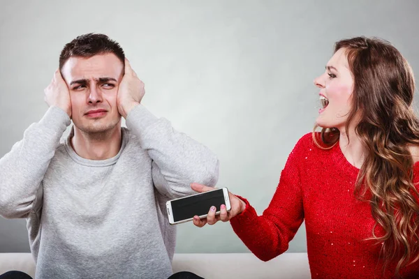 Vrouw schreeuwen op een man. Man vreemdgaan. Verraad. — Stockfoto